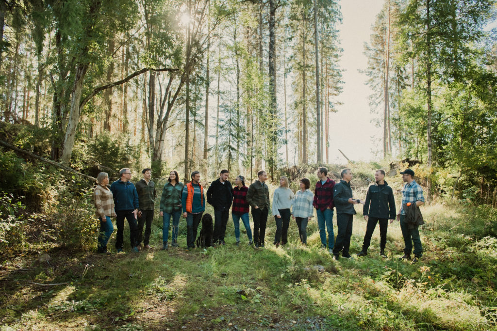 Gruppbild på personalen i skogen, Fotograf JD