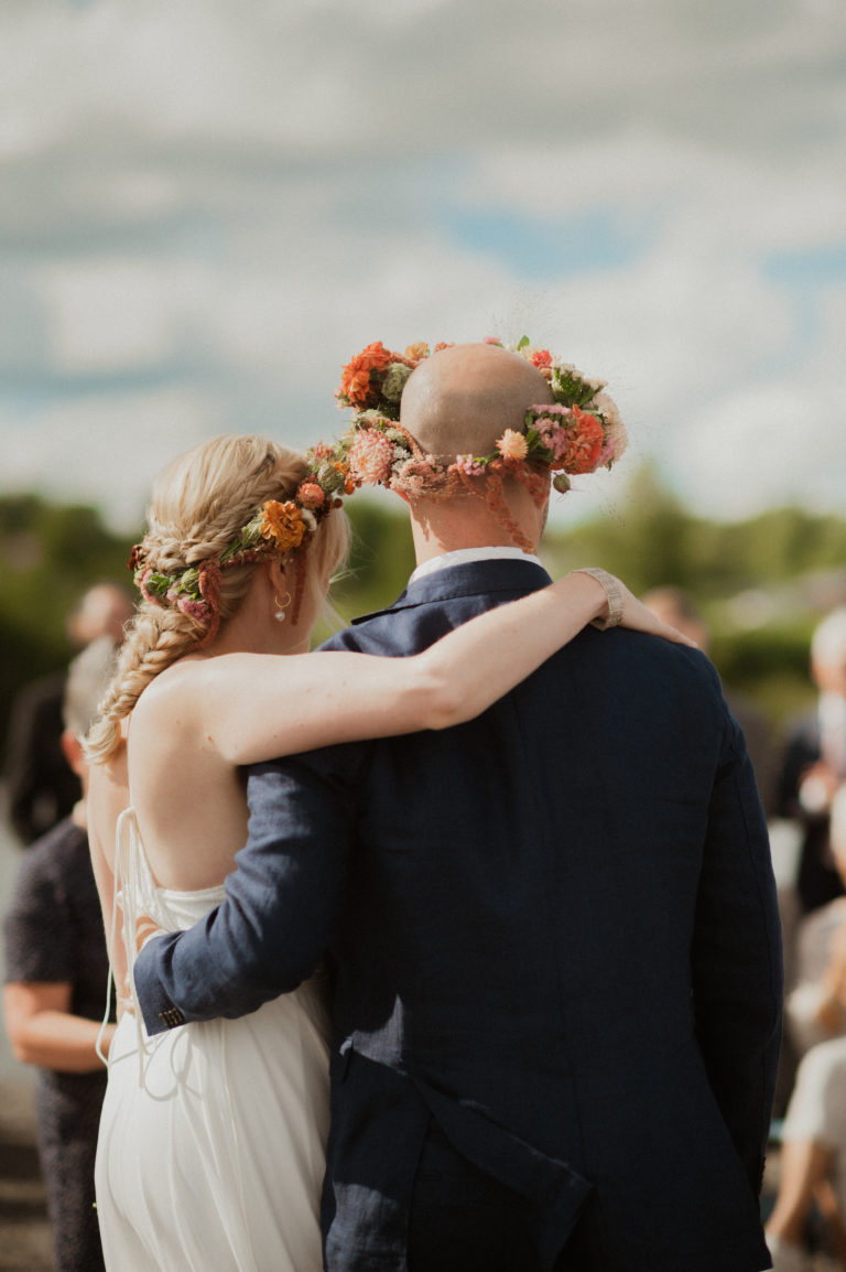 Bild på brudparet som håller om varandra, Fotograf JD