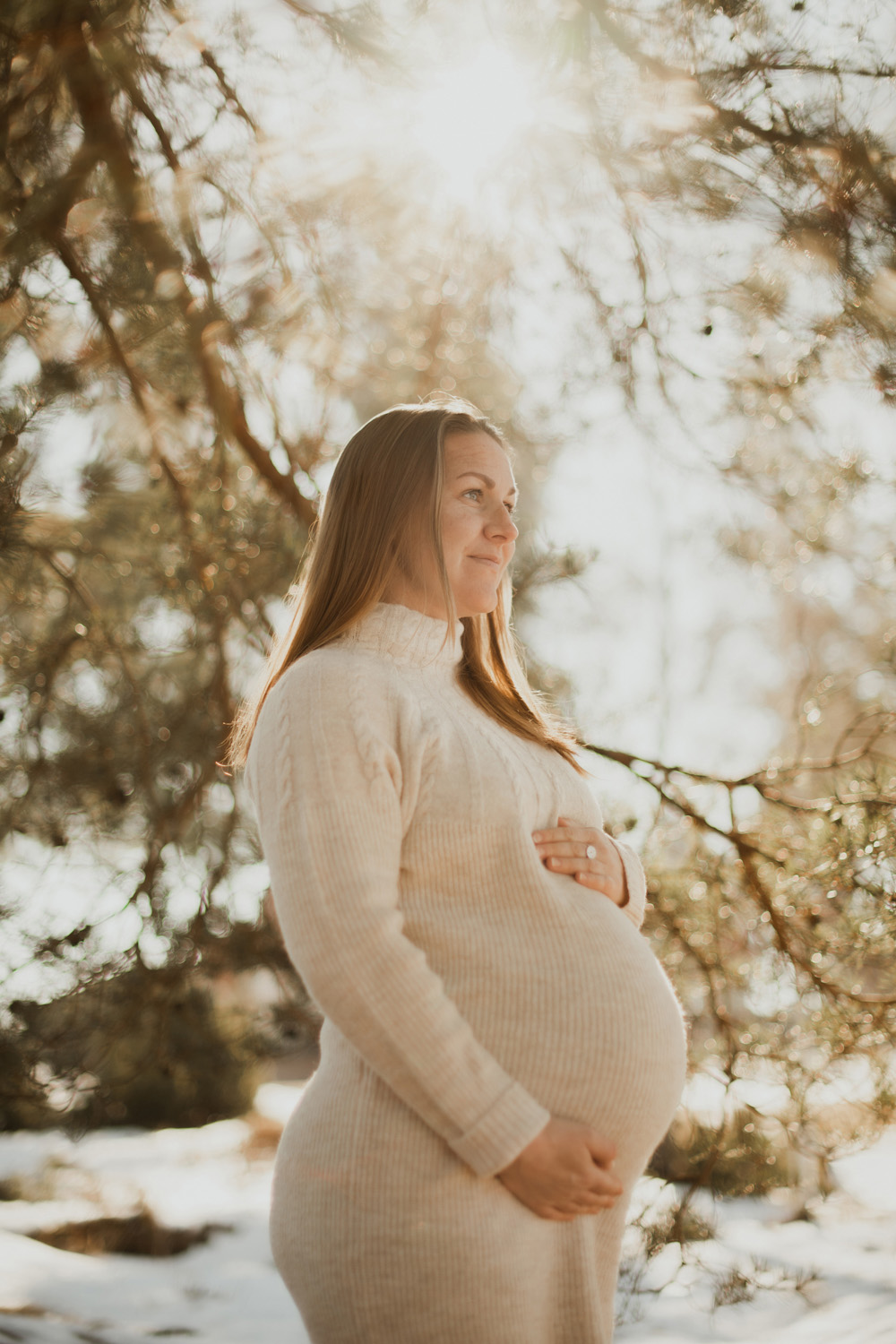 Porträtt på gravid kvinna med solen skinande i bakgrunden, Fotograf JD