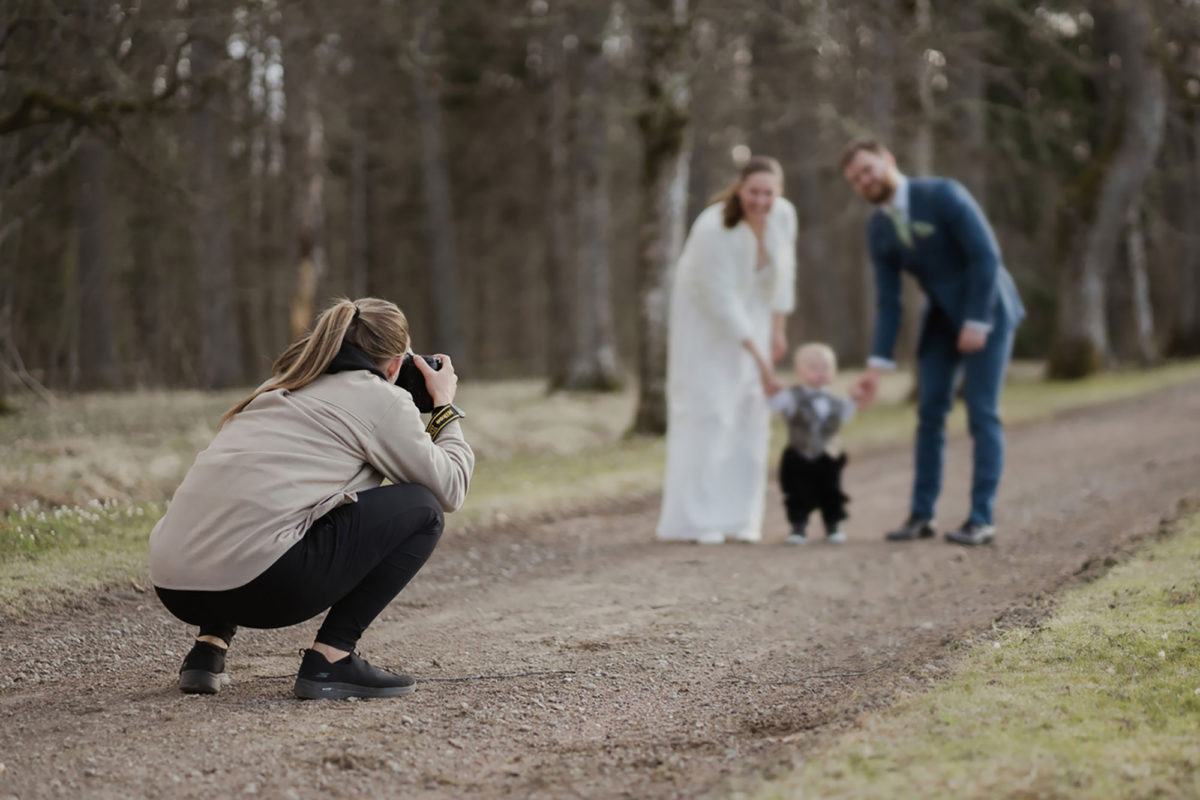Fotograf Jeanette Dahlström fotograferar brudpar med barn