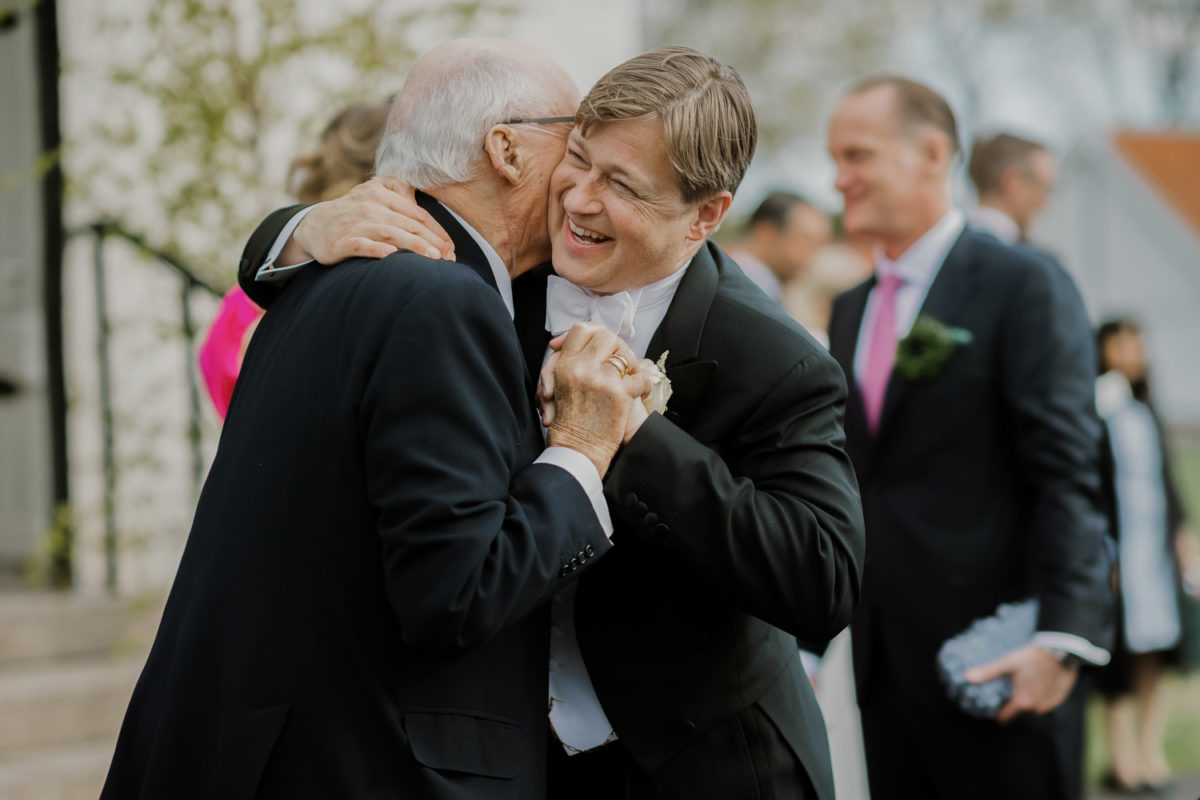 Två män kramar om varandra, Fotograf JD
