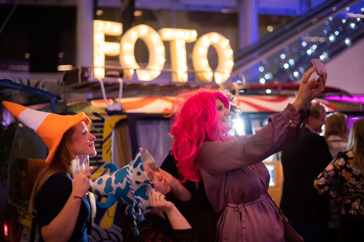 Två personer tar en selfie på ett event, Fotograf JD