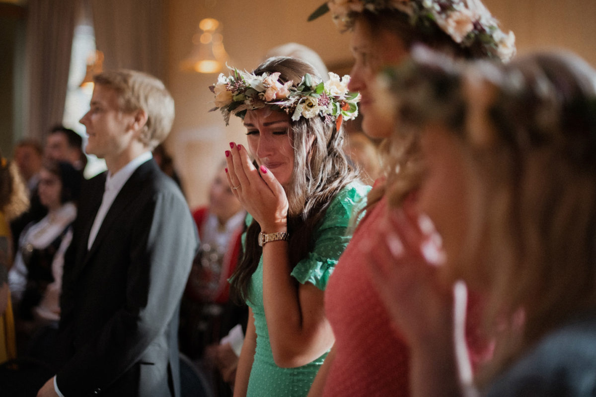 Gäst på bröllop som står i kyrkan och fäller tårar, Fotograf JD
