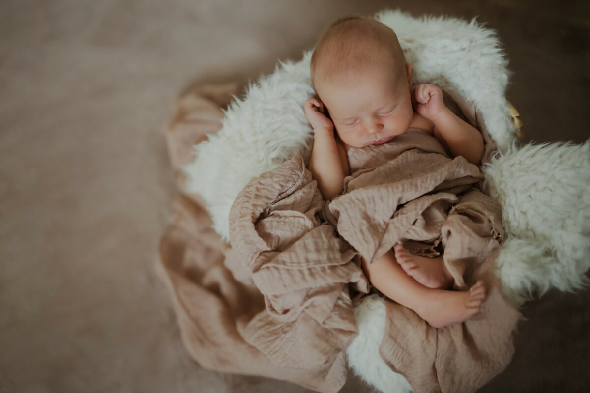 nyföddfotografering bebis på pläd